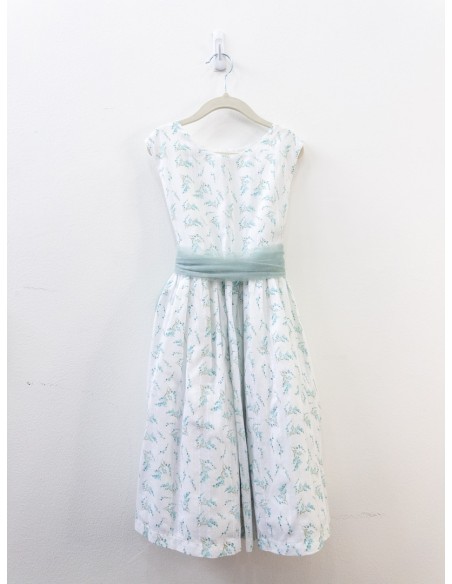 vestido blanco con detalles turquesas, cinturon
