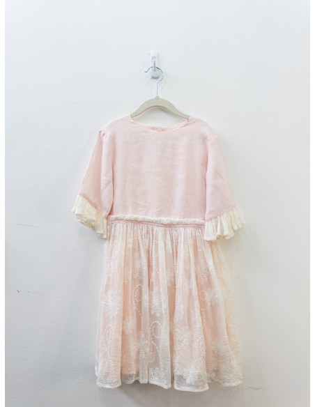 vestido rosado con encaje blanco