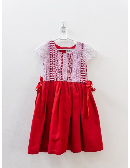 vestido rojo con detalles blancos