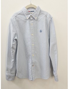 camisa blanca con rayas azules