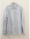 camisa blanca con rayas azules