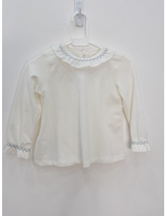 camisa blanca con cuello hilos celestes