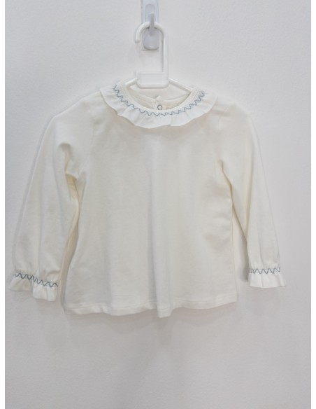 camisa blanca con cuello hilos celestes