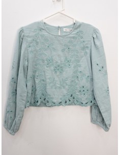 blusa celeste con detalles de flores