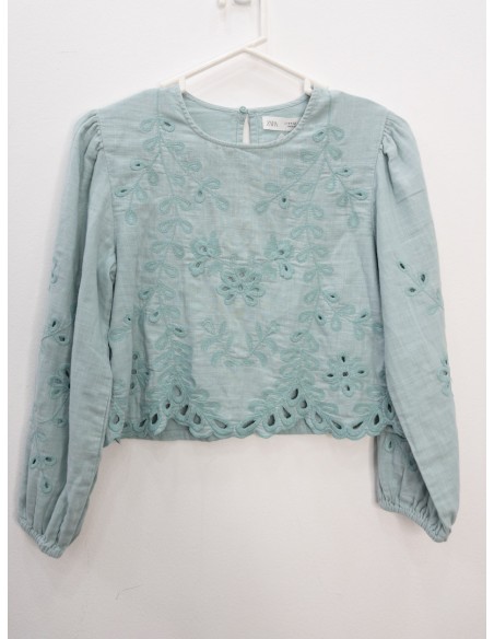 blusa celeste con detalles de flores