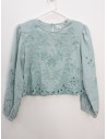 blusa celeste con detalles de flores