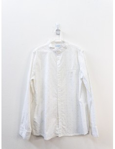 camisa blanca con puntitos azul verde