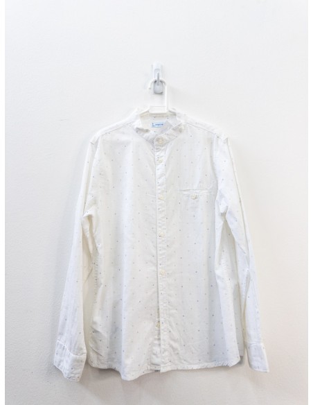 camisa blanca con puntitos azul verde