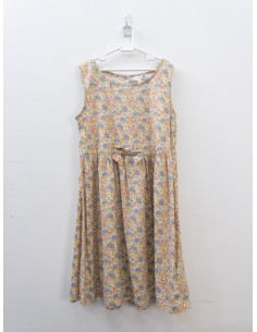 vestido amarillo con flores azul rosadas