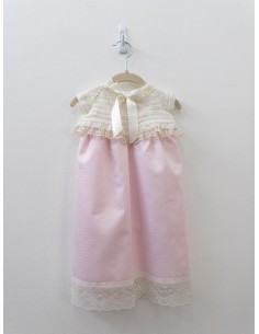 vestido rosado con bordado beige