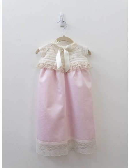 vestido rosado con bordado beige