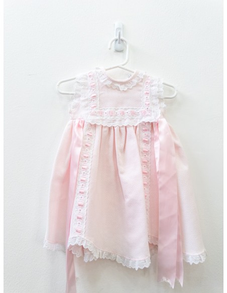 vestido rosado, detalles blancos, cintas rosdas