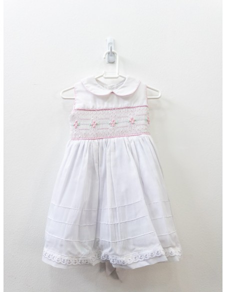 vesitdo blanco con punto rosado