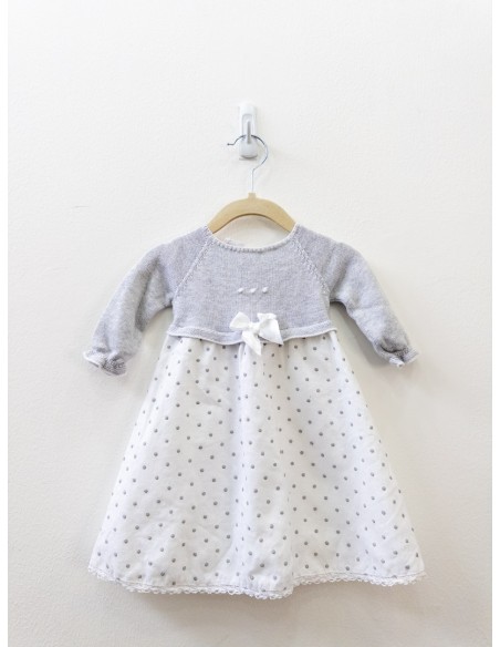 vestido blanco con puntos gris y pecho gris