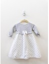 vestido blanco con puntos gris y pecho gris