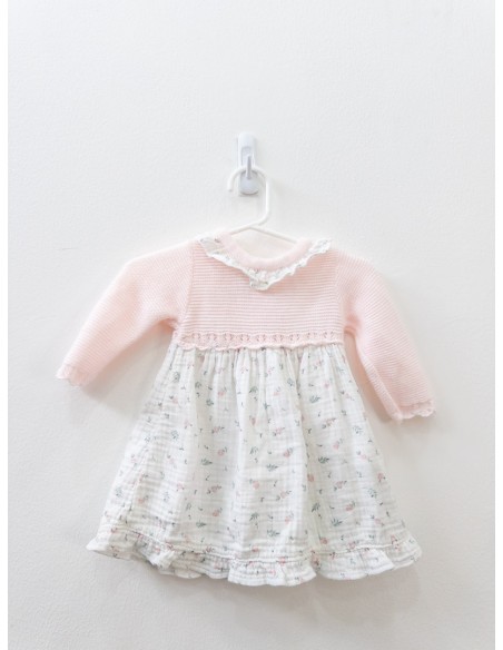 vestido bordado rosado con falda de flores rosados