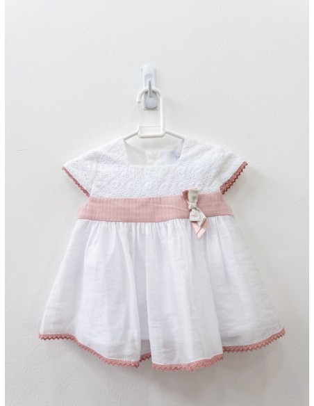 vestido blanco con cinta rosada