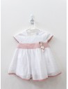 vestido blanco con cinta rosada