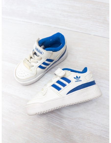 sneakers blancos con rayas azules