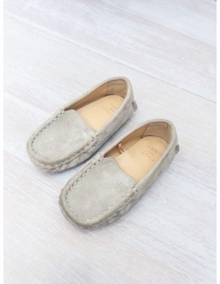 zapatos grises