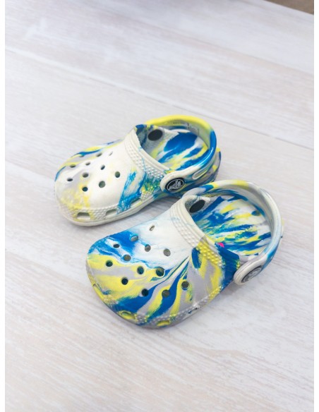 crocs azules verdes y blancos