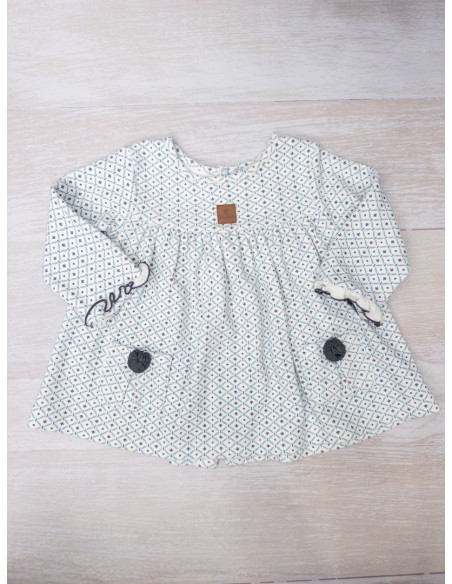 vestido blanco con detalles celestes