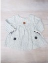 vestido blanco con detalles celestes