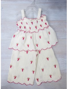 set short y blusa blanca con flores rosadas
