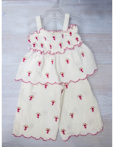 set short y blusa blanca con flores rosadas