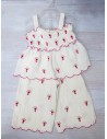 set short y blusa blanca con flores rosadas