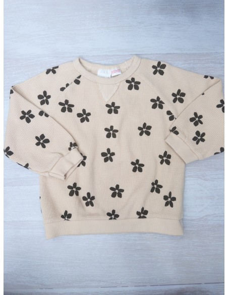 sueter beige con flores negras