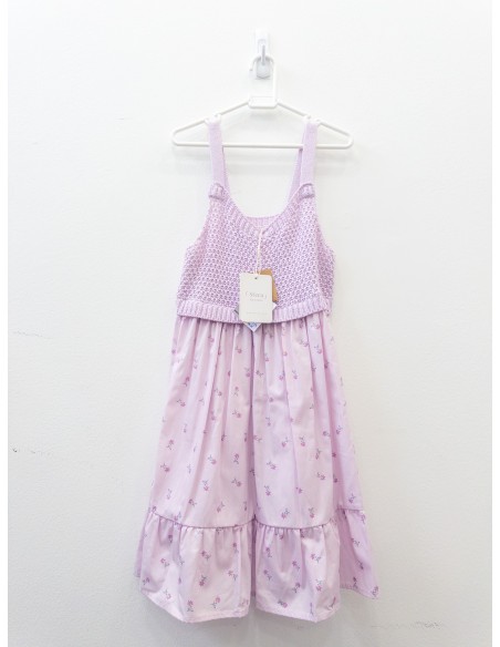 vestido morado con tejido arriba y flores