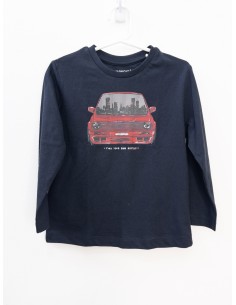 camiseta azul con carro rojo