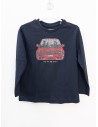 camiseta azul con carro rojo