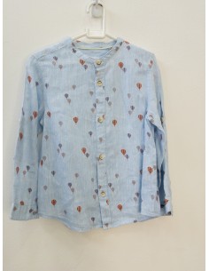 camisa celeste con globos