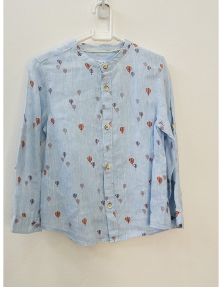 camisa celeste con globos