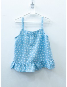 top celeste con margaritas blancas