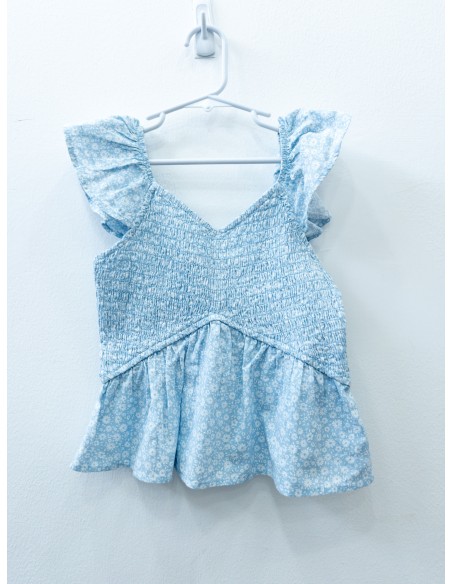 top celeste con margaritas blancas