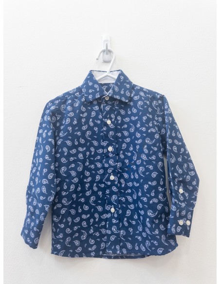 camsa azul con detalles blancos