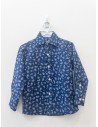 camsa azul con detalles blancos