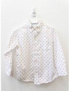 camisa blanca con detalles rojos