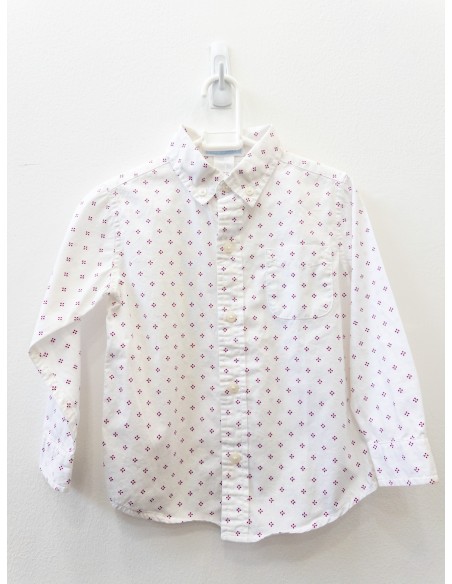camisa blanca con detalles rojos