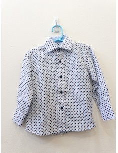 camisa blanca con detalles azules y celestes