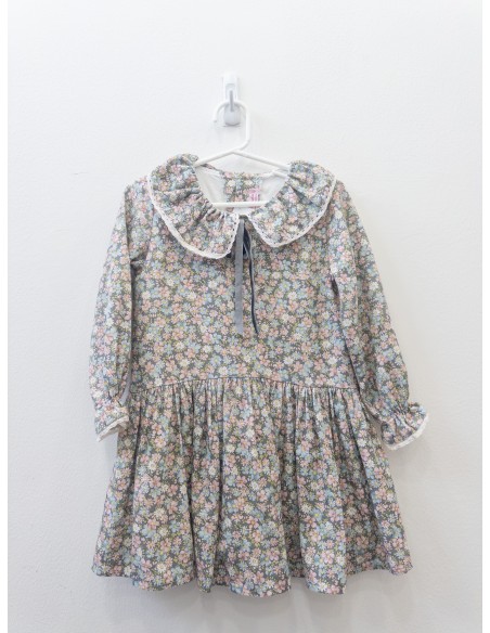 vestido gris con flores celestes y rosadas