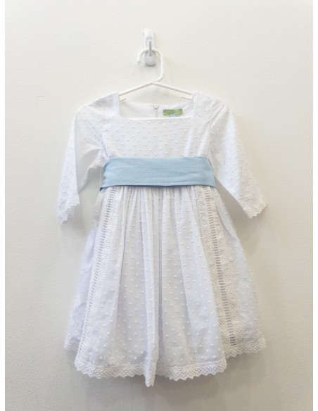 vestido blanco con cinta celestes