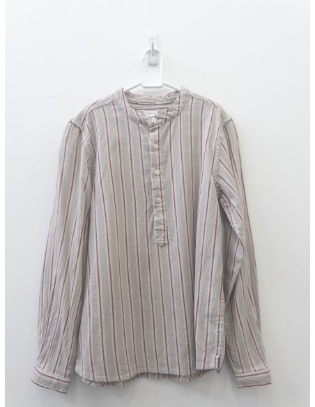 camisa gris con rayas concho de vino