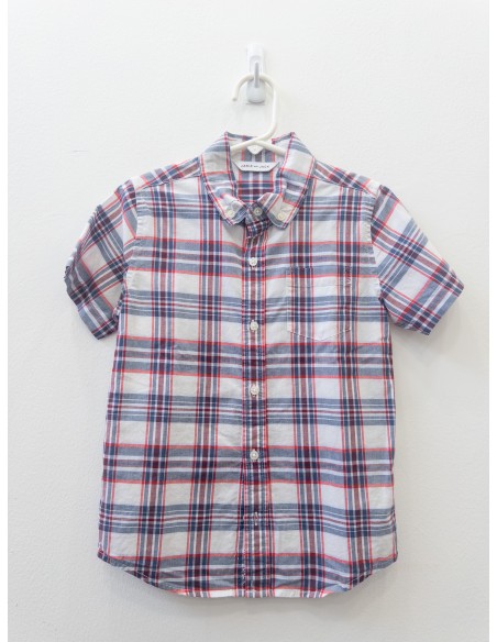 camisa blanca con rayas azules y rojas