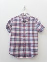 camisa blanca con rayas azules y rojas