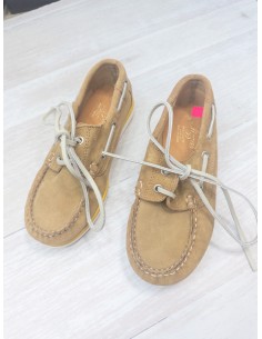 zapatos beige con pasadores