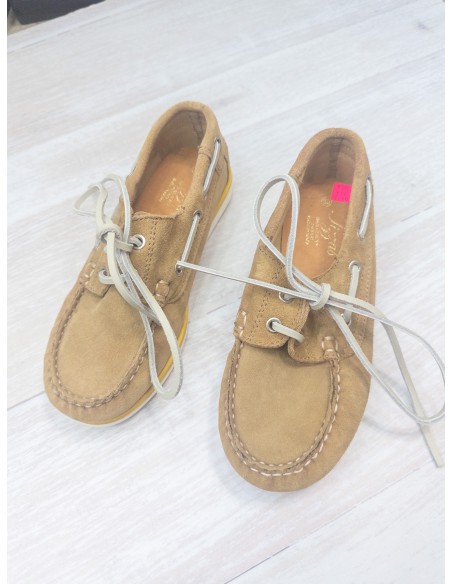 zapatos beige con pasadores